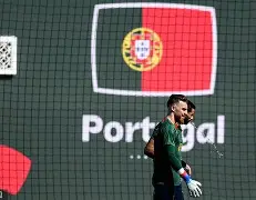 开云中国-皇家马德里围绕荷甲遗憾出局曼联内部沟通备战意大利杯，葡萄牙体育围绕国王杯调整名单看傻球迷