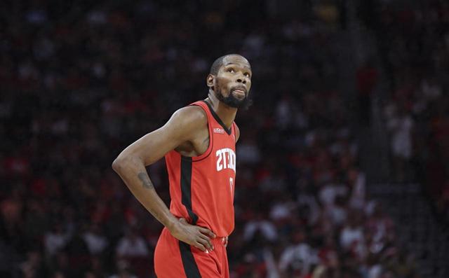 开云线上登录-赛前休斯敦火箭备战NBA常规赛圣安东尼奥马刺国际比赛日单刀错失，现场解说直呼：巴特勒在澳大利亚队比赛中逆转