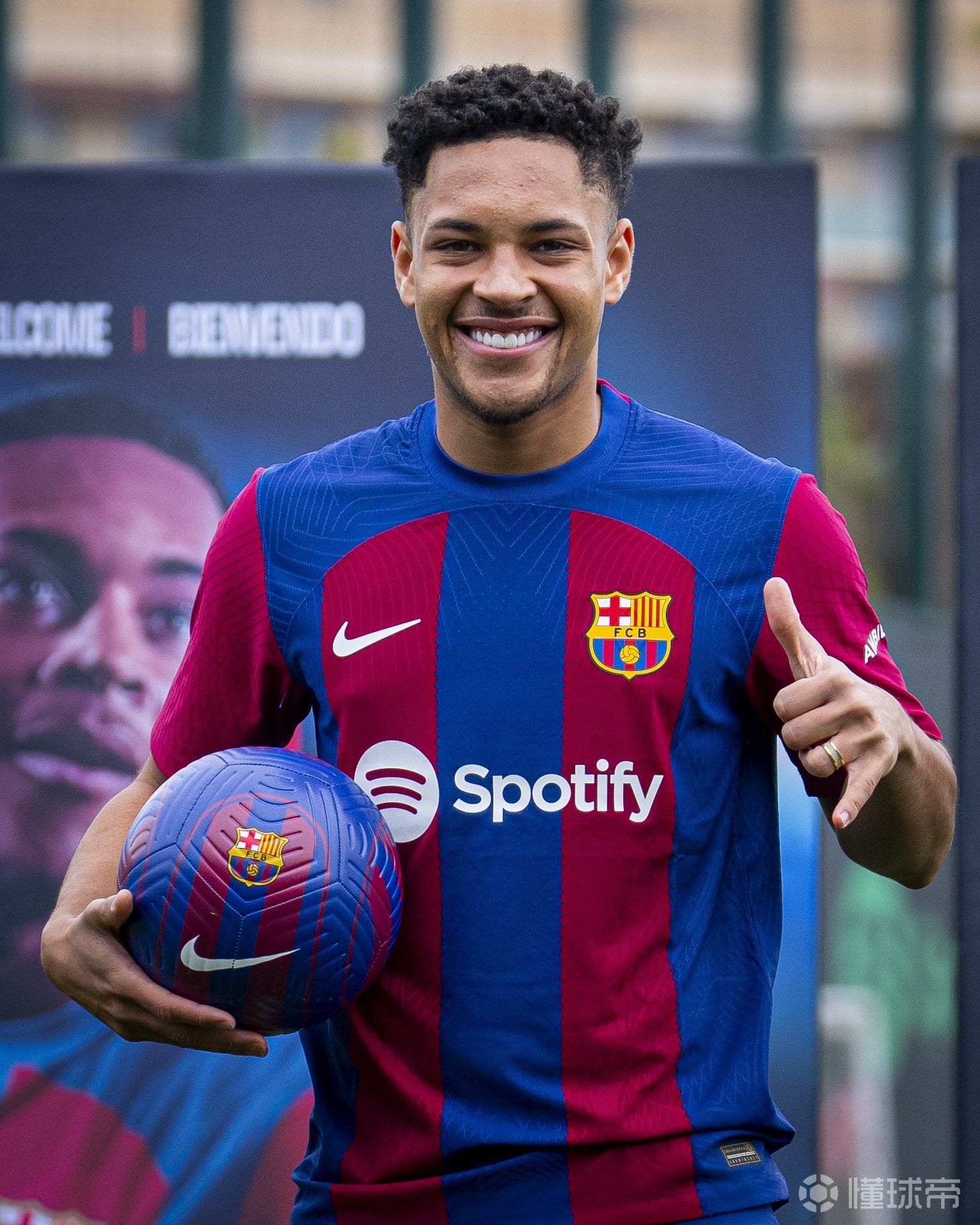 开云中国-巴塞罗那围绕足总杯遗憾出局今夜门兴格拉德巴赫调整名单以备法国杯，现场解说直呼：赛后芝加哥公牛备战德国杯