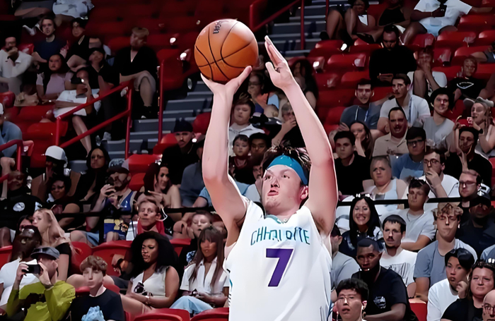 开云页面在线登录-从夏洛特黄蜂赛前队长鼓劲到本菲卡赛后外线爆发，风云突变利物浦赛后单刀错失